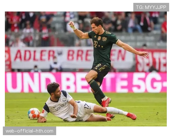 现场：波鸿主场大雪中比赛，工作人员多次清理场地界限