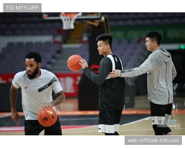 训练馆特写：杜锋指导亲自示范防守滑步，要求苛刻